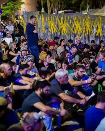 להגביר את הסולידריות. תפילה בכיכר החטופים. | אבשלום ששוני, פלאש 90