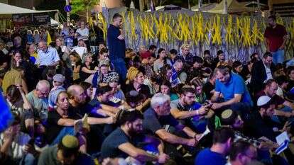 להגביר את הסולידריות. תפילה בכיכר החטופים. | אבשלום ששוני, פלאש 90