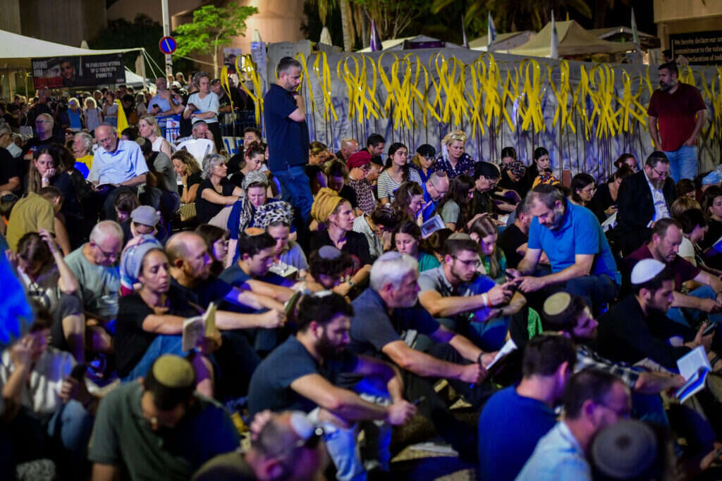 תפילה בכיכר החטופים. | אבשלום ששוני, פלאש 90