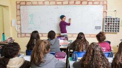 שאלות של מוסר וזהות. שיעור באולפנה, אילוסטרציה. | אבישג שאר־ישוב