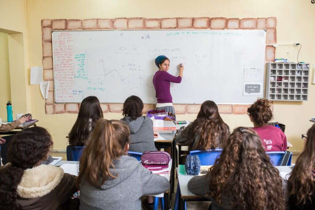 שאלות של מוסר וזהות. שיעור באולפנה, אילוסטרציה. | אבישג שאר־ישוב