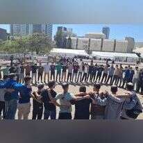 מפגש עם החברה הישראלית. תלמידי ישיבת גבעת שמואל בכיכר החטופים. | מרכז ישיבות ואולפנות בני עקיבא מפגש עם החברה הישראלית. תלמידי ישיבת גבעת שמואל בכיכר החטופים. | מרכז ישיבות ואולפנות בני עקיבא