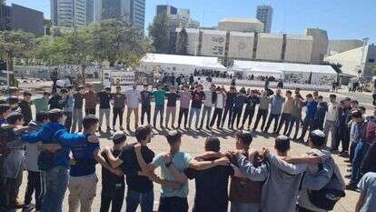 מפגש עם החברה הישראלית. תלמידי ישיבת גבעת שמואל בכיכר החטופים. | מרכז ישיבות ואולפנות בני עקיבא מפגש עם החברה הישראלית. תלמידי ישיבת גבעת שמואל בכיכר החטופים. | מרכז ישיבות ואולפנות בני עקיבא