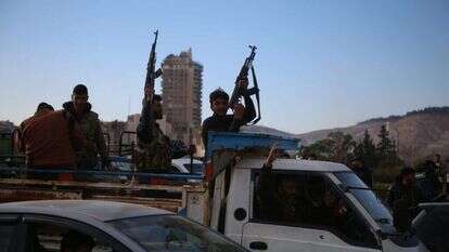 המורדים הסורים חוגגים לאחר השתלטות על הבירה דמשק, 8 בדצמבר 2024. | EPA