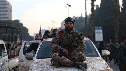 מורד סורי לאחר ההשתלטות על דמשק. EPA מורד סורי לאחר ההשתלטות על דמשק. EPA