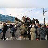 מורדים סורים עם טנק של צבא סוריה שנלקח כשלל. | AFP
