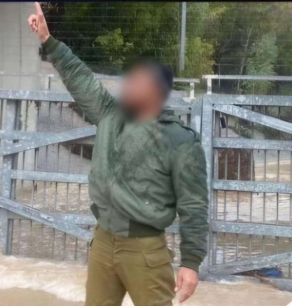 החשוד שנעצר לאחר שלבש מדי צה"ל. תמונה: משטרת ישראל