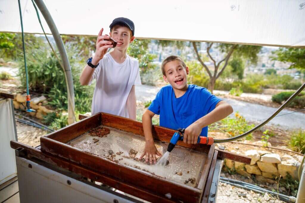 סינון עפר בעיר דוד. | אליהו ינאי