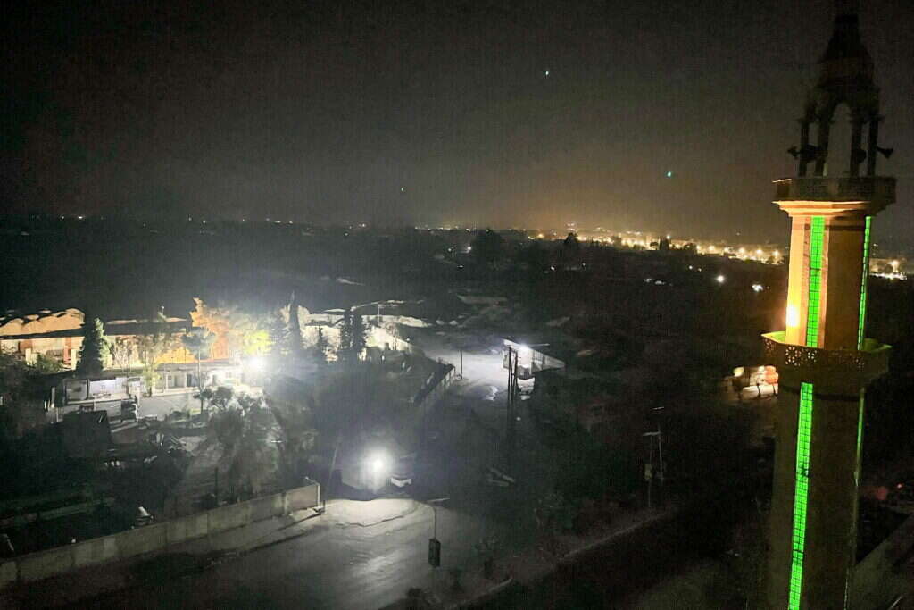 כיכר ריקה בדמשק נראית בשעות המוקדמות של ה-8 בדצמבר 2024. המורדים הסורים אמרו כי הנשיא בשאר אל-אסד נמלט מהמדינה. | AFP