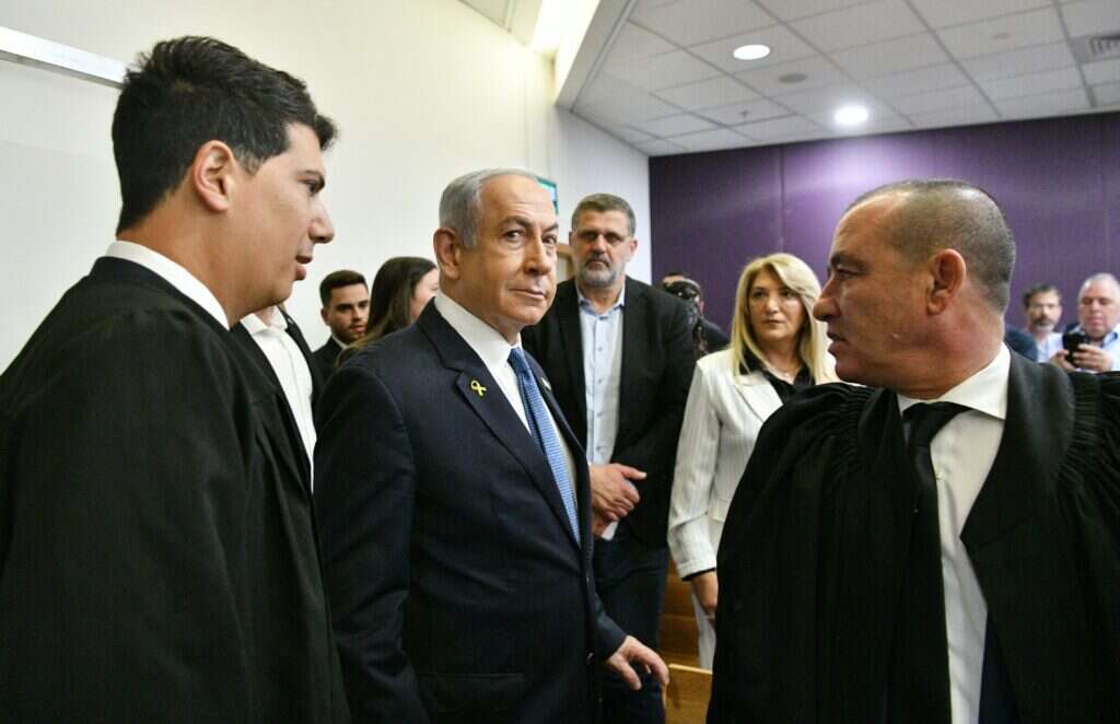 ראש הממשלה בנימין נתניהו בבית המשפט לפני עדותו. | ראובן קסטרו- פול וואלה ראש הממשלה בנימין נתניהו בבית המשפט לפני עדותו. | ראובן קסטרו- פול וואלה