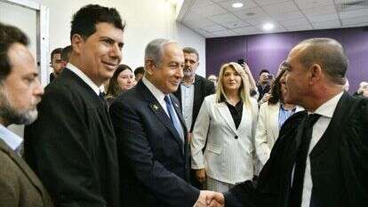 ראש הממשלה בנימין נתניהו ועורך דינו עמית חדד בבית המשפט לפני עדותו. | ראובן קסטרו- פול וואלה