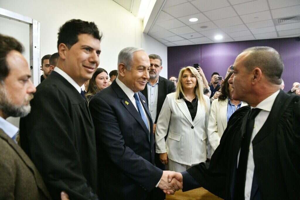 ראש הממשלה בנימין נתניהו ועורך דינו עמית חדד בבית המשפט לפני עדותו. | ראובן קסטרו- פול וואלה