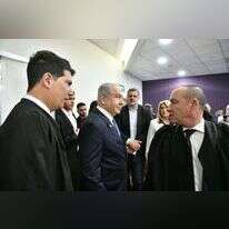 ראש הממשלה בנימין נתניהו בבית המשפט לפני עדותו. | ראובן קסטרו- פול וואלה