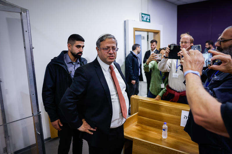 איתמר בן גביר לפני פתיחת עדותו של נתניהו בבית המשפט המחוזי בת"א. | חיים גולדברג, פלאש 90