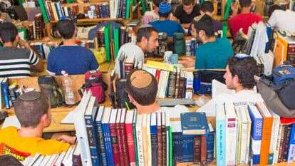 רוחות השינוי באו לידי ביטוי בספרים שעל השולחנות. | יהושע יוסף