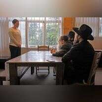 משלחת רבנים נשלחה לבדוק את כשרות הגיורים. | שאטרסטוק