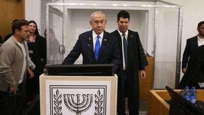 עו"ד עמית חדד לצד נתניהו בבית המשפט | עמית שאבי, פלאש 90