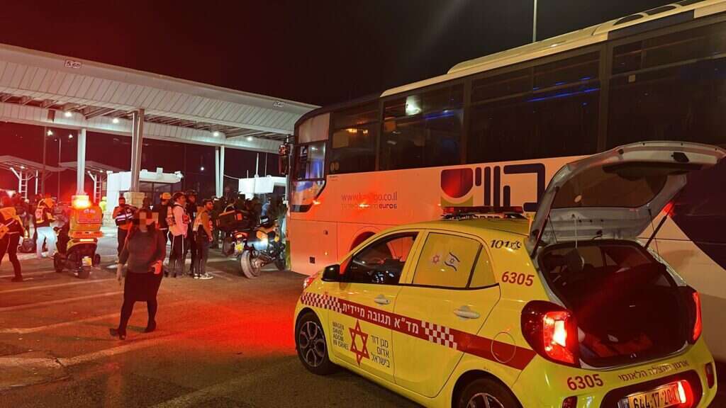האוטובוס לעברו ירה המחבל בפיגוע בגוש עציון. | מד"א