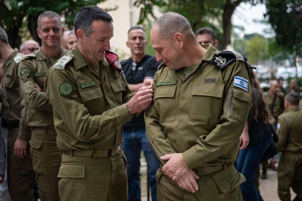 הרמטכ"ל רא"ל הרצי הלוי והאלוף נדב לוטן בטקס חילופי ראש מז"י, אתמול. | דובר צה"ל