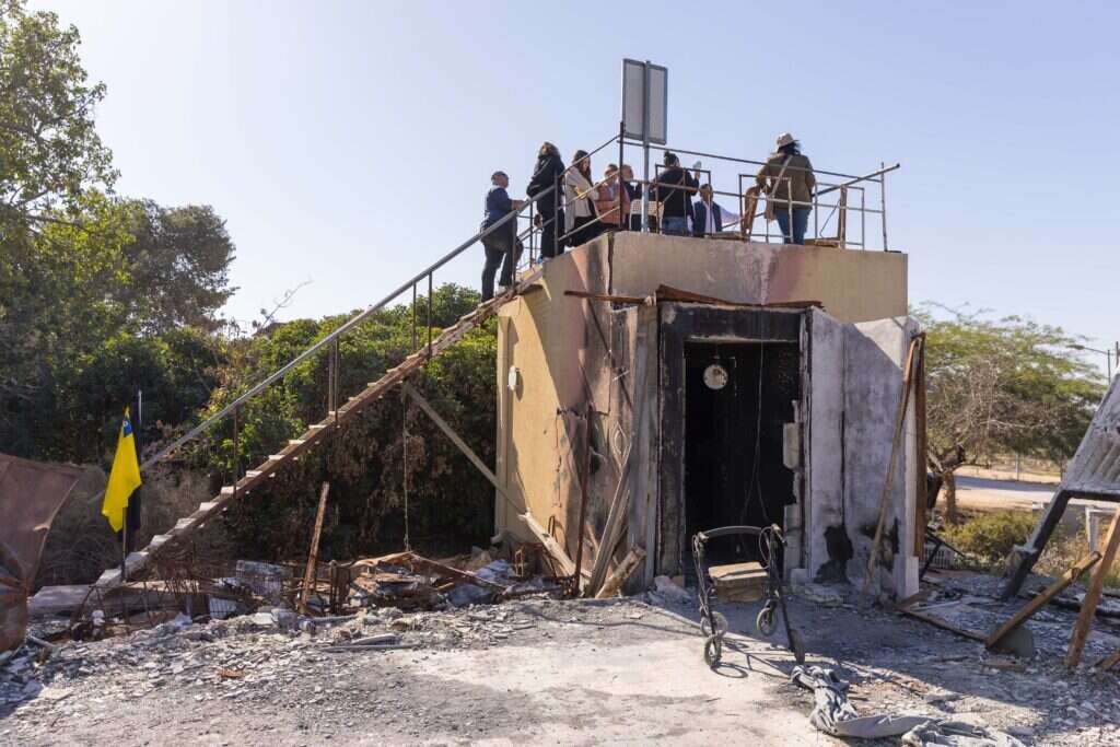 כל בית כאן חולל על יושביו הקבוצה על גג הממ"ד של אמיתי בן־צבי ז"ל. | לירון מולדובן