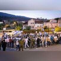 תלמידי ישיבת קריית־שמונה בריקודים בחזרה לעיר, בתחילת החודש. | אריק סולטן