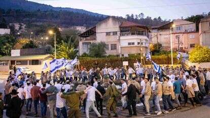 תלמידי ישיבת קריית־שמונה בריקודים בחזרה לעיר, בתחילת החודש. | אריק סולטן