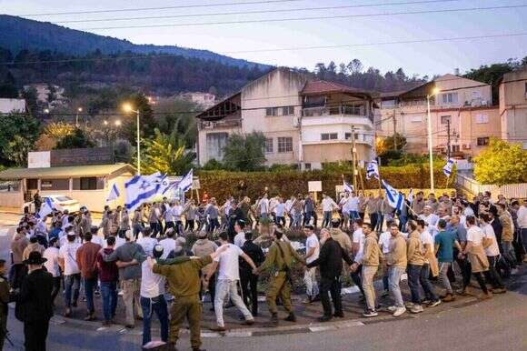 תלמידי ישיבת קריית־שמונה בריקודים בחזרה לעיר, לאחר הפינוי הממושך בתחילת המלחמה | אריק סולטן