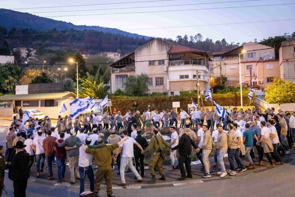 תלמידי ישיבת קריית־שמונה בריקודים בחזרה לעיר, בתחילת החודש. | אריק סולטן
