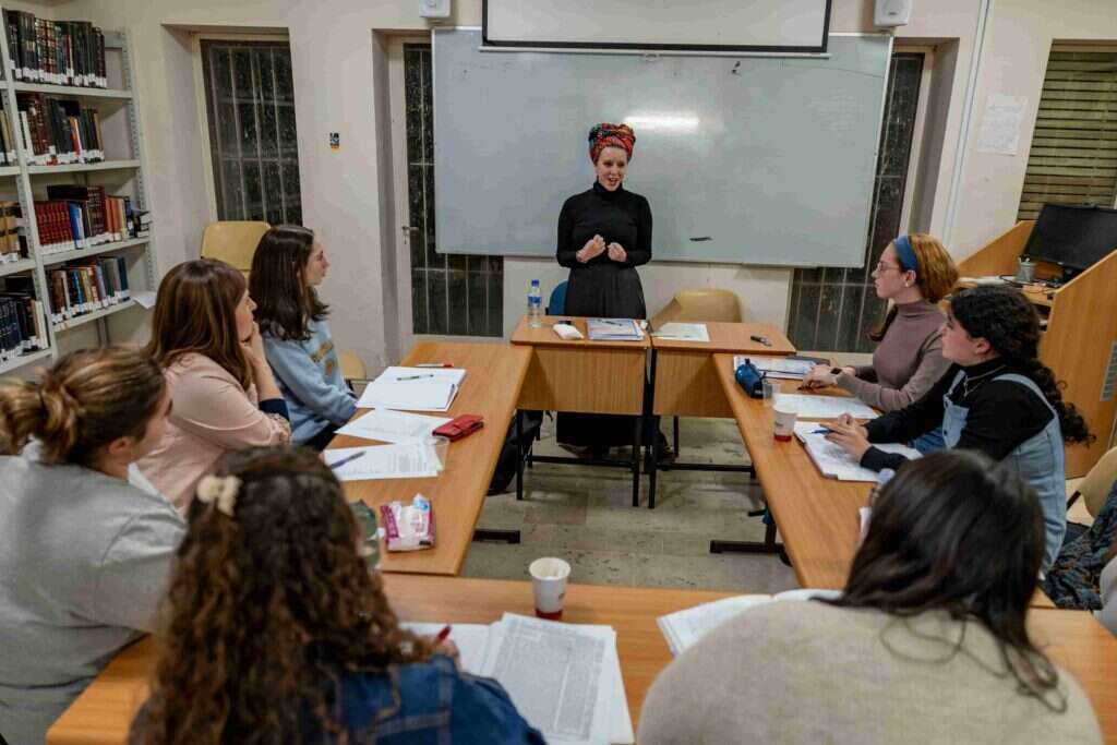 "משהו בלימוד התורה נותן לך הרגשה, כאישה, שאת לא לבד". שיעור במדרשת אותות. | נעמה שטרן