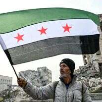 דגל האופוזיציה הסורית מונף במצודת חאלב בצפון סוריה. | איי.אף.פי