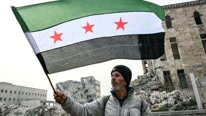 דגל האופוזיציה הסורית מונף במצודת חאלב בצפון סוריה. | איי.אף.פי