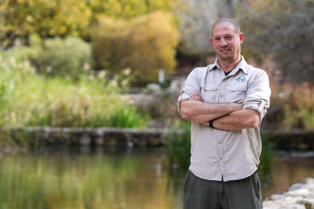 עופר שנער
מנהל שמורת הבניאס.
בן ,45 נשוי לרותם, אב
לבן ובת. תושב כפר־גלעדי.
"המשפחה מפונה. בחודשים
האחרונים הם גרים בדגניה
א', ואני כבר שנה וחודשיים
בכיתת הכוננות בחמ"ל
בכפר־גלעדי". | אייל מרגולין - ג'יני