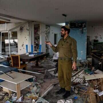 אליהו גליל בביתו במושב שתולה. | נעמה שטרן אליהו גליל בביתו במושב שתולה. | נעמה שטרן