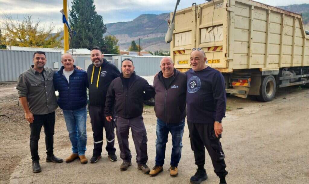 עובדי עיריית גני תקווה בקרית שמונה. | דוברות עיריית גני תקווה