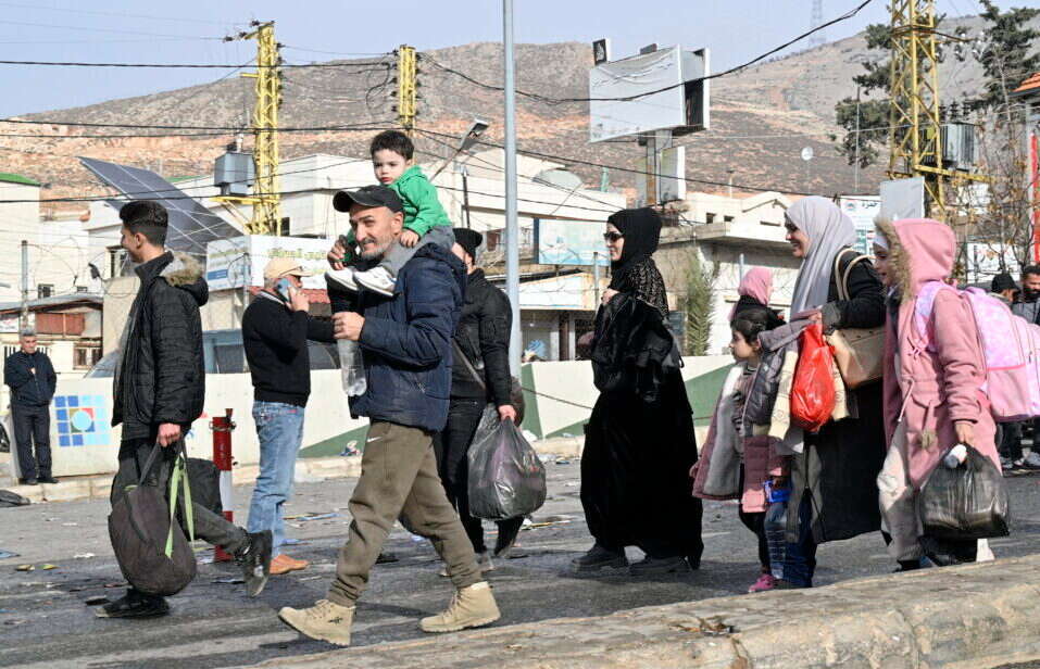 פליטים סורים שהיגרו ללבנון בדרכם חזרה לסוריה, דצמבר 24'. | EPA