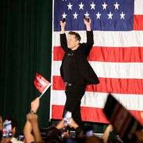 אילון מאסק על רקע דגל ארה"ב. | AFP