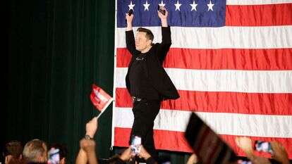 אילון מאסק על רקע דגל ארה"ב. | AFP