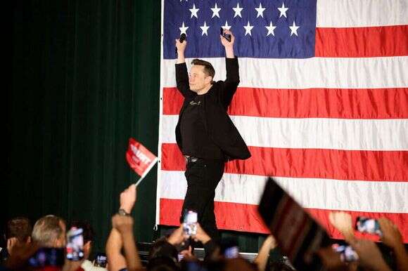 אילון מאסק על רקע דגל ארה"ב. | AFP