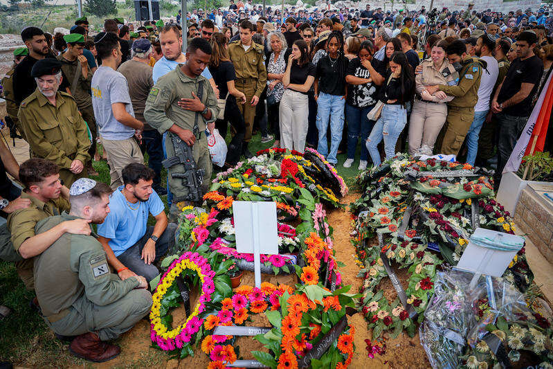חבריו ומשפחתו של החייל אריל צים ממודיעין שנפל בקרבות בצפון רצועת עזה. | יונתן שאול, פלאש 90