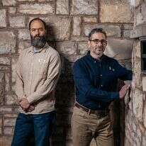 צבי זוסמן וג'ון פולין. | אבישג שאר–ישוב