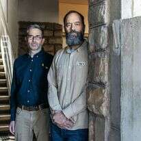 צבי זוסמן וג'ון פולין. | אבישג שאר–ישוב