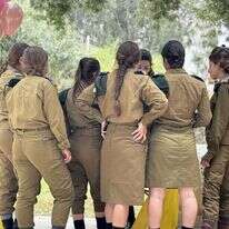 התמודדות שמתחילה עוד לפני הגיוס. חיילות דתיות. | מתוך עמוד הפייסבוק של אלומה