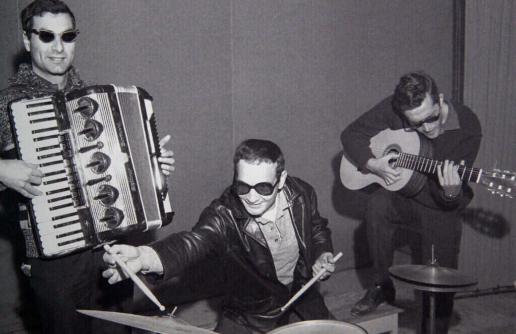 יאיר רוזנבלום על האקורדיון עם דני ליטאי ושייקה אופיר. | ארכיון צה"ל