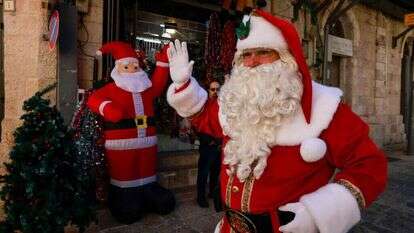 "סנטה קלאוס הפלסטיני", בעיר העתיקה בירושלים. | AFP "סנטה קלאוס הפלסטיני", בעיר העתיקה בירושלים. | AFP