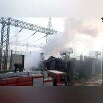 כבאים מכבים את השריפה תחנת כוח בצנעא, תימן, לאחר תקיפת חיל האוויר | EPA