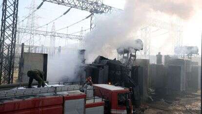 כבאים מכבים את השריפה תחנת כוח בצנעא, תימן, לאחר תקיפת חיל האוויר | EPA