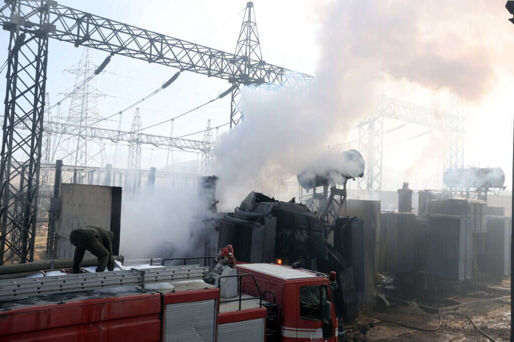 כבאים מכבים את השריפה תחנת כוח בצנעא, תימן, לאחר תקיפת חיל האוויר | EPA