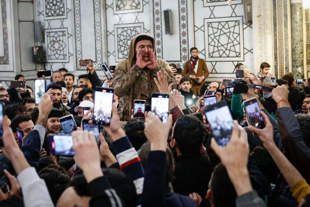 מורדים בסוריה שמחים על נפילת משטר אסד. | EPA