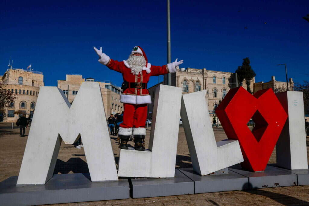 סנטה קלאוס הפלסטיני, מחוץ לעיר העתיקה בירושלים. | AFP סנטה קלאוס הפלסטיני, מחוץ לעיר העתיקה בירושלים. | AFP