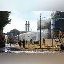 כבאים בתימן מכבים מיכלי נפט בתחנת כוח שנפגעה בתקיפה אווירית ישראלית בצנעא. AFP